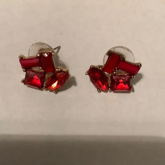 Never worn pretty red studs - Picture 1 of 5